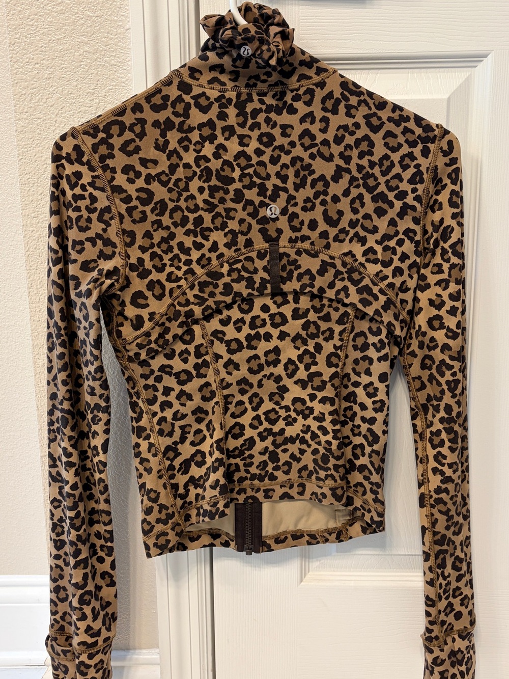 Lululemon Cropped Define Jacket 4 Leopard with matching Scrunchie - Picture 6 of 9